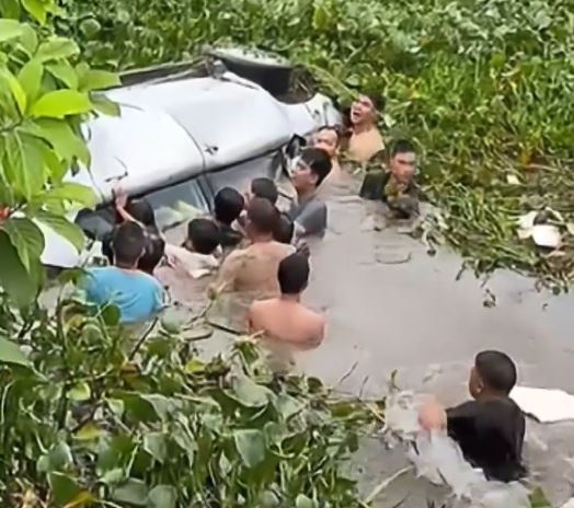 村民擊破墜水汽車的車窗，救出被困一家三口。