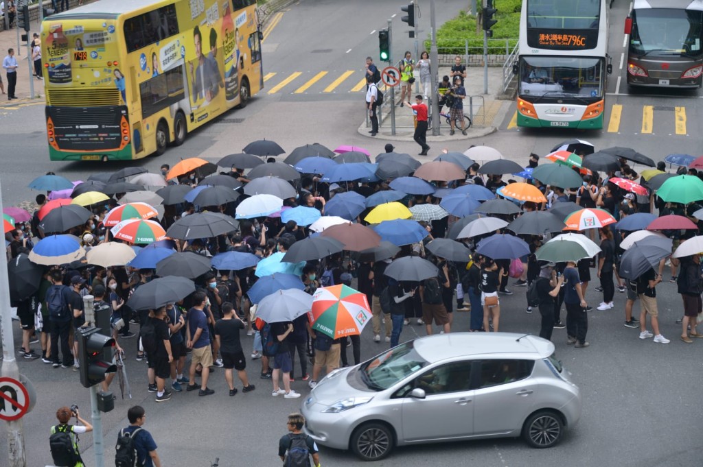 示威者推單車水馬堵塞寶邑路