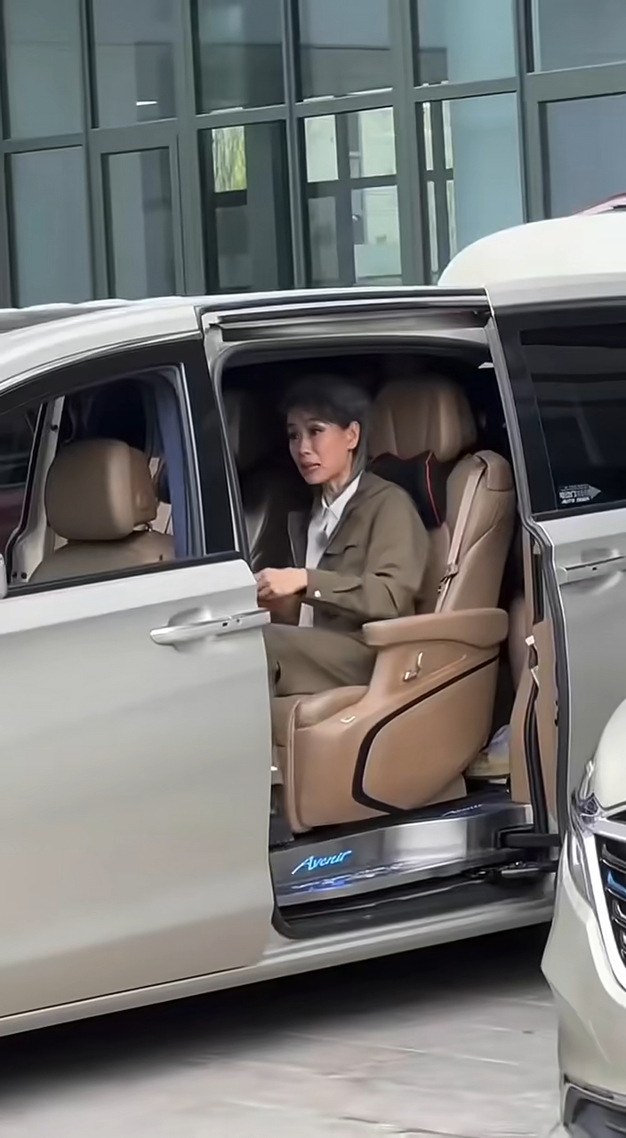 早前網上瘋傳一段葉童被扯落車的影片,影片開頭見到她本來已坐上保母車。 早前網上瘋傳一段葉童被扯落車的影片,影片開頭見到她本來已坐上保母車。