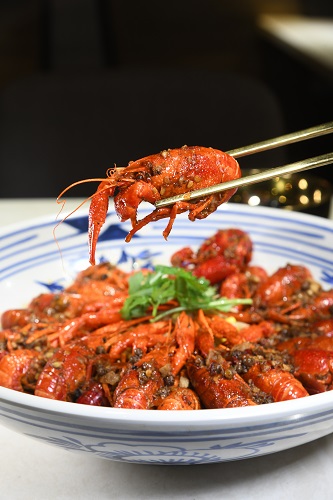 椒椒小龙虾 $188店家招牌料理之一，小龙虾沾满香料、辣椒及汤汁的精华，是必试的菜式。