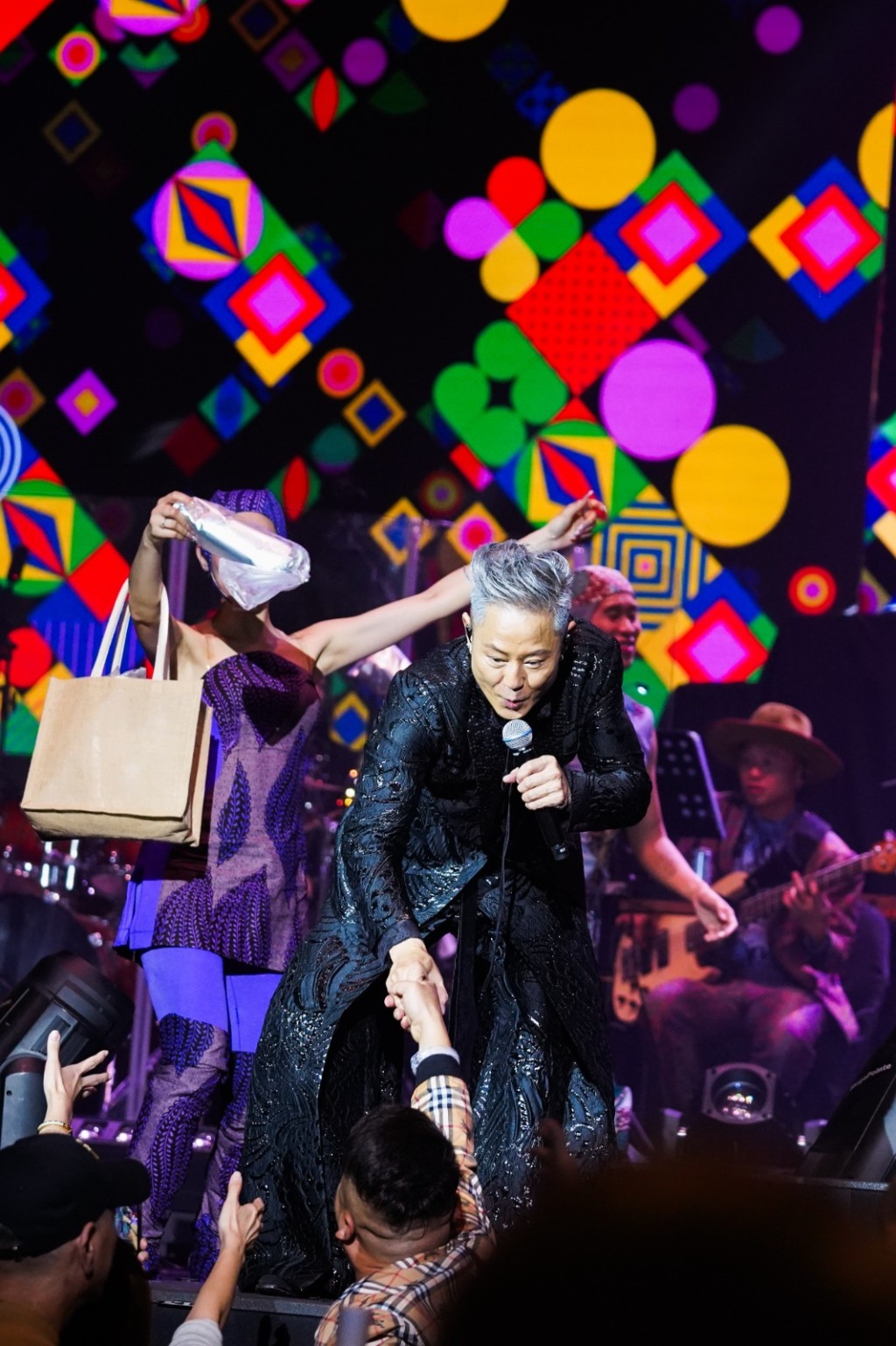 阿傑笑說:「馬來西亞觀眾真係好熱情,掌聲同尖叫聲令我啲病都走埋。」 阿傑笑說:「馬來西亞觀眾真係好熱情,掌聲同尖叫聲令我啲病都走埋。」