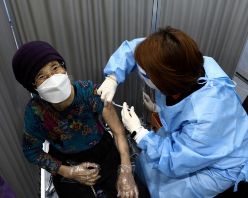 截至7月底，南韓首劑接種者佔總人口的37.9%，完成2劑接種者佔比13.9%。路透社圖片