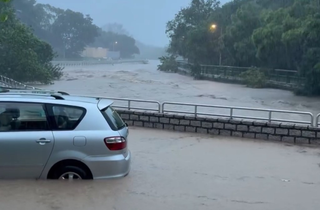 網民：《又嚟黑雨，唔通連個天都唔鍾意返工？》。資料來源：miko_tt_yeung＠Threads