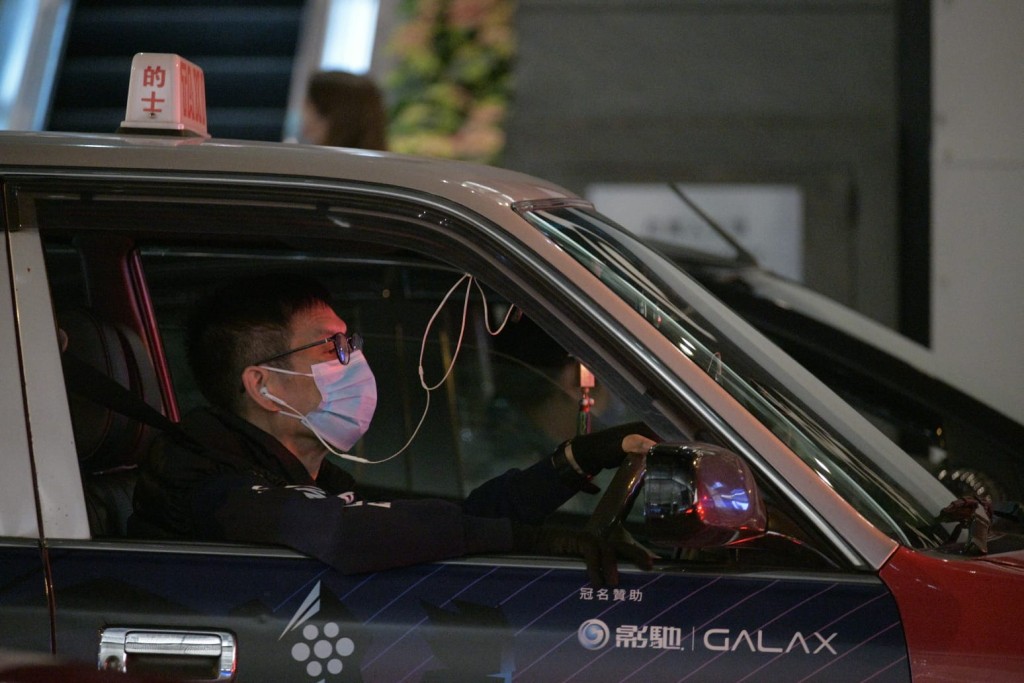 疫情下市面的的士等候乘客。