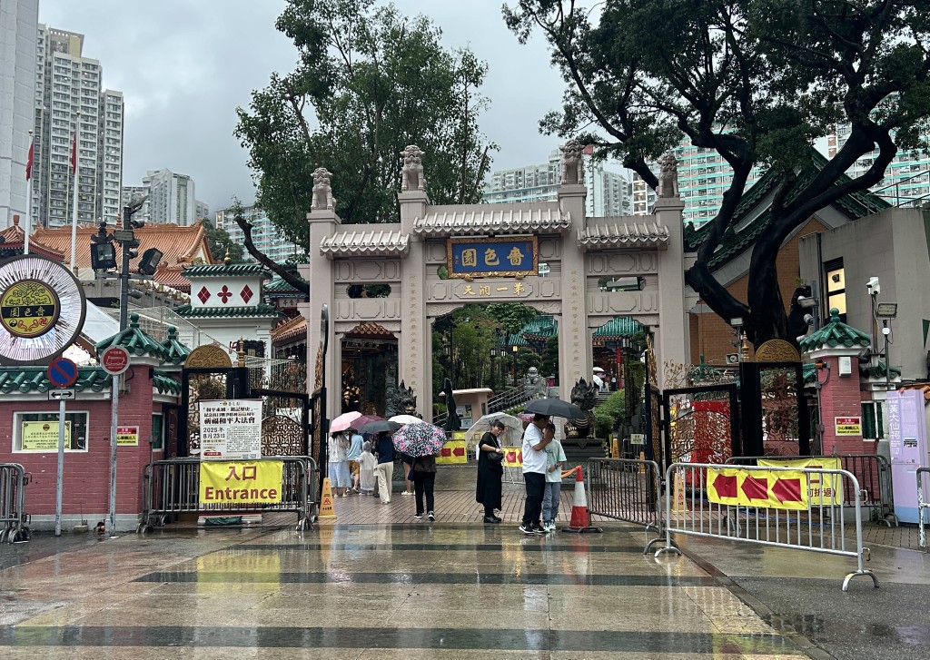 黃大仙嗇色園在黑雨警告下仍如常開放。