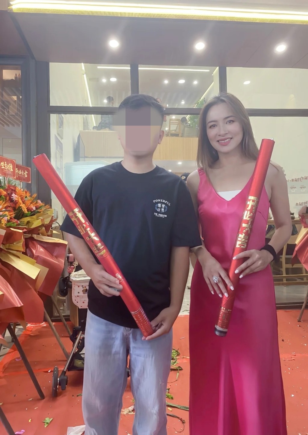 新店開張，麥家琪手持禮炮與嘉賓合影，心情大好。
