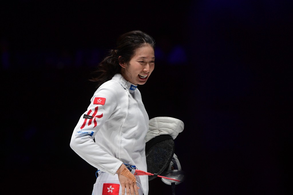 杭州亚运．女子重剑队夺团体赛银牌，创历届最好成绩。陈极彰摄