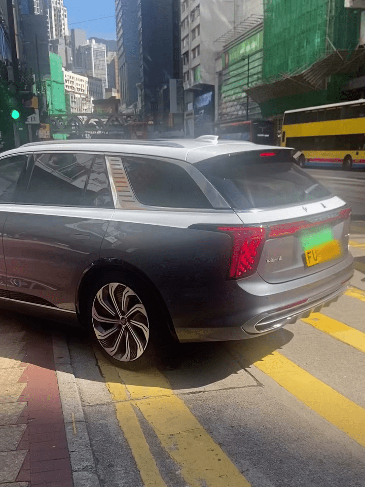 一部FU牌銀色私家車突然剷上怡和街和記利佐治街之間的行人過路處。Threads：05wongmafansThreads：