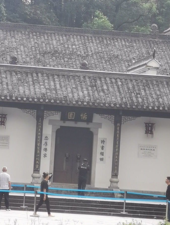 現場有工作人員維持秩序。 微博 現場有工作人員維持秩序。 微博