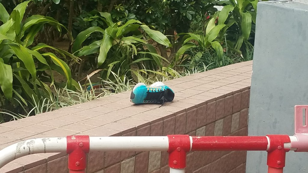 現場遺下一隻波鞋。