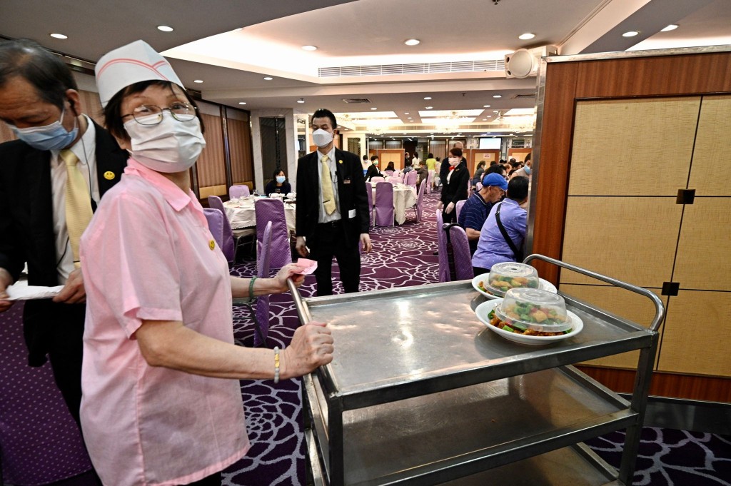酒家轉做D類食肆,最多12人一枱。