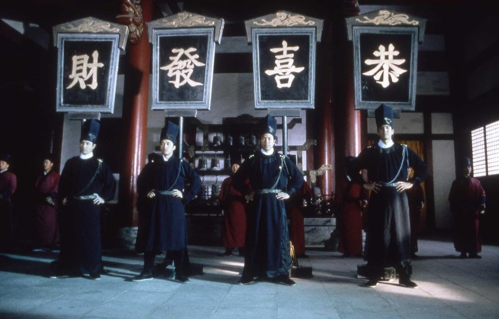 吳育樞（右二）在電影《大內密探零零發》中飾演保龍一族「零零喜」。