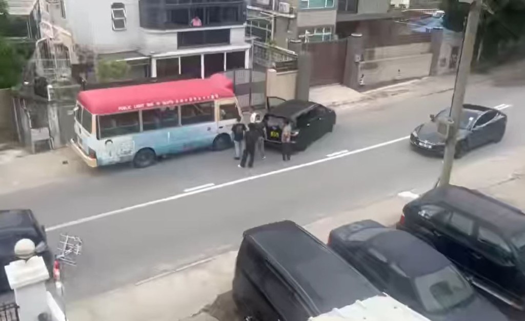 5名男子站在私家車旁。fb馬路的事討論區影片截圖