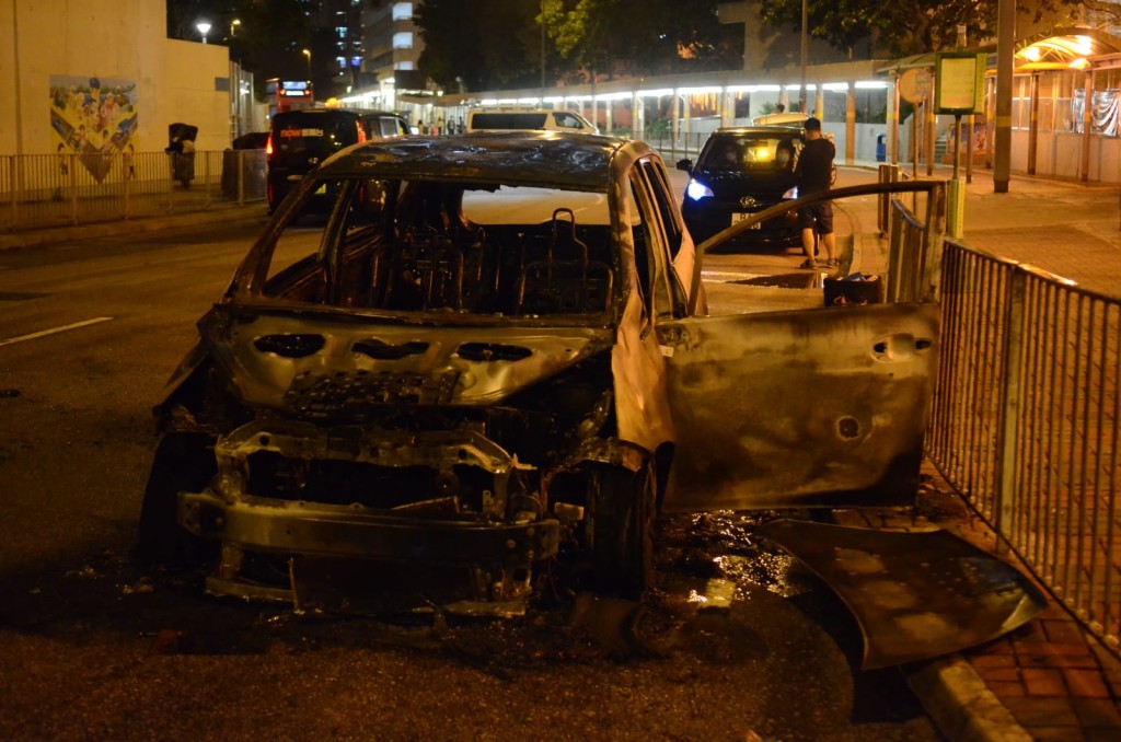 私家車嚴重焚毀，車身僅燒淨車架。