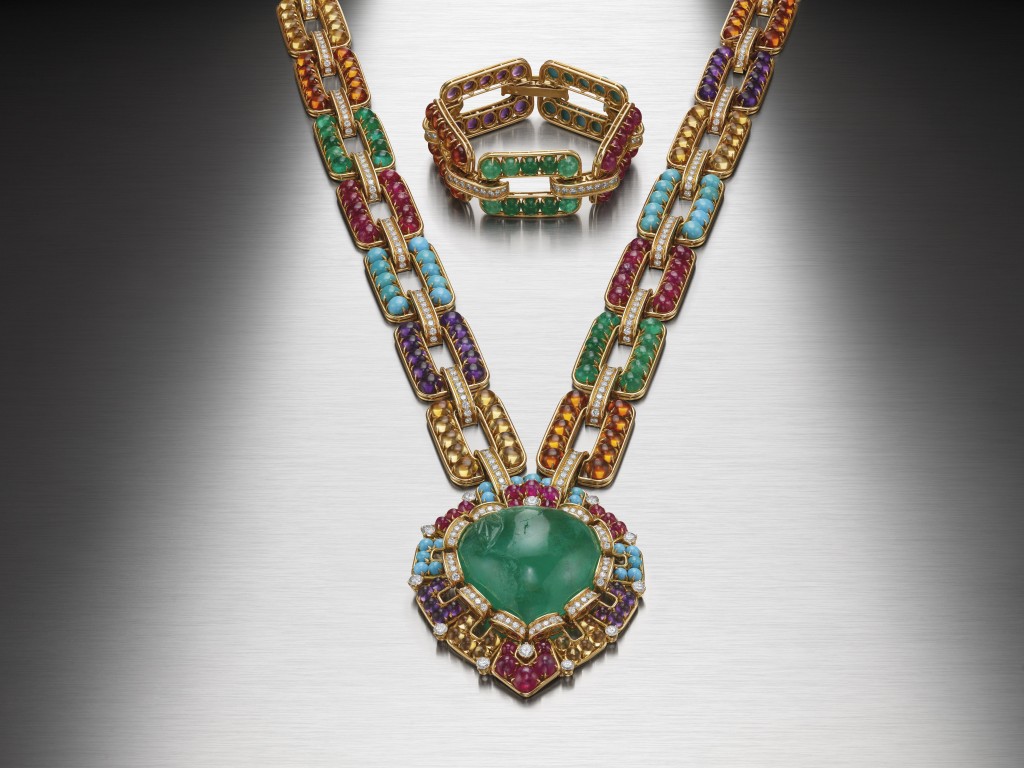 「Bvlgari Kaleidos萬花筒:色彩、文化 與工藝」展覽,展品包括創作於1969年 的黃金長項鏈,鑲嵌紫晶、黃晶、綠 松石、祖母綠等,設計可轉換成手鏈。 「Bvlgari Kaleidos萬花筒:色彩、文化 與工藝」展覽,展品包括創作於1969年 的黃金長項鏈,鑲嵌紫晶、黃晶、綠 松石、祖母綠等,設計可轉換成手鏈。