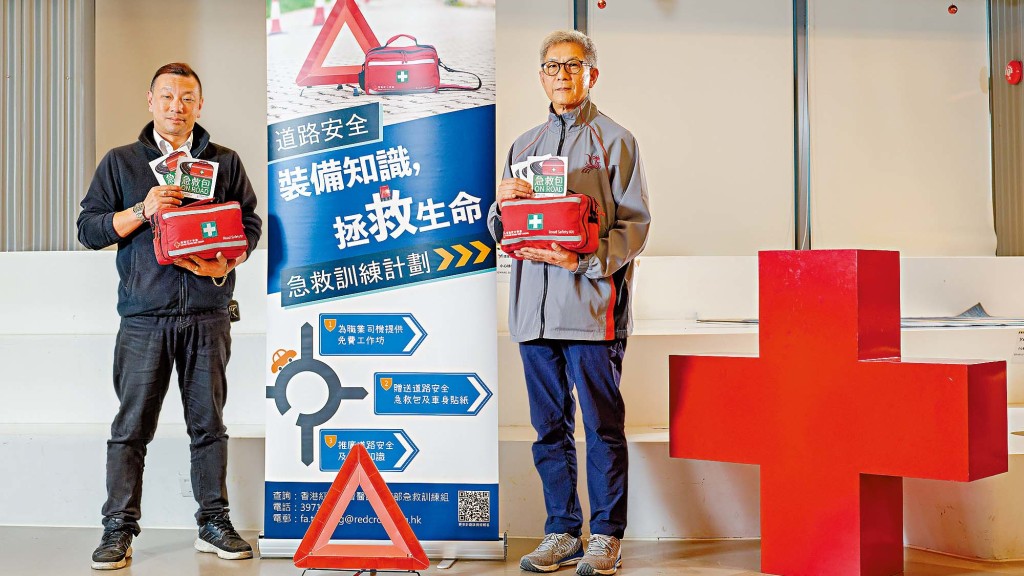 冠忠巴士集團有限公司 潘頌恒車長（左）， 香港復康會 冼威平車長（右）