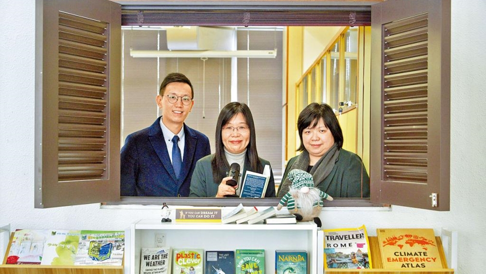 風采中學校長陳玉燕(中)和兩名英文科主任梁惠君(右)、關旭初均稱,「上車」後教學策略不會突變,會加強營造英文學習氛圍,讓學生習慣多用英文。