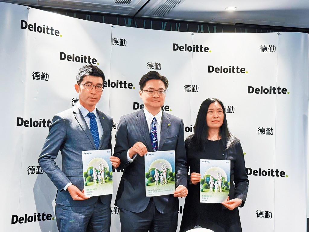 劉明揚（中）表示，近兩年本港家辦數量年均增加約12%。