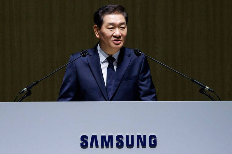 三星電子行政總裁韓宗熙因心臟病猝逝。路透社
