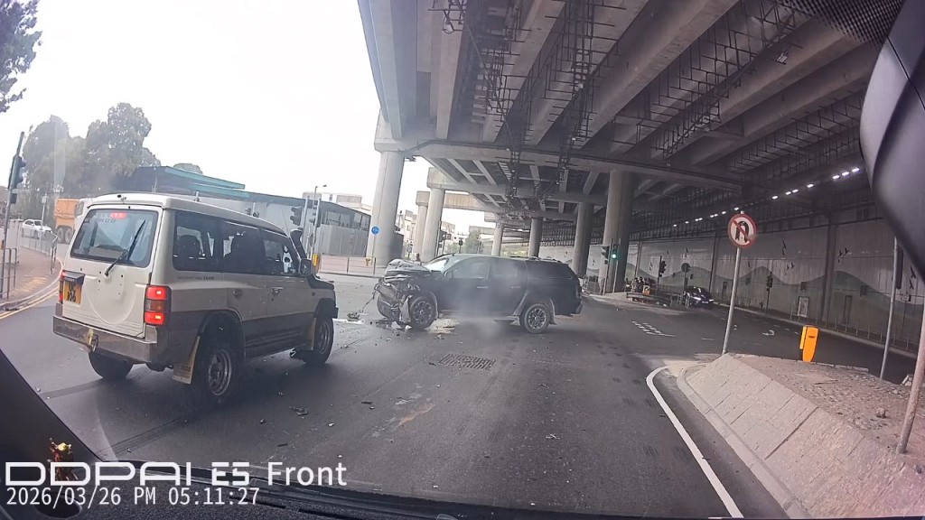 私家車沿龍門路高速行駛，其間在燈位撞向一輛中型貨車。fb「交通意外求片區」Steve Yeung片段截圖