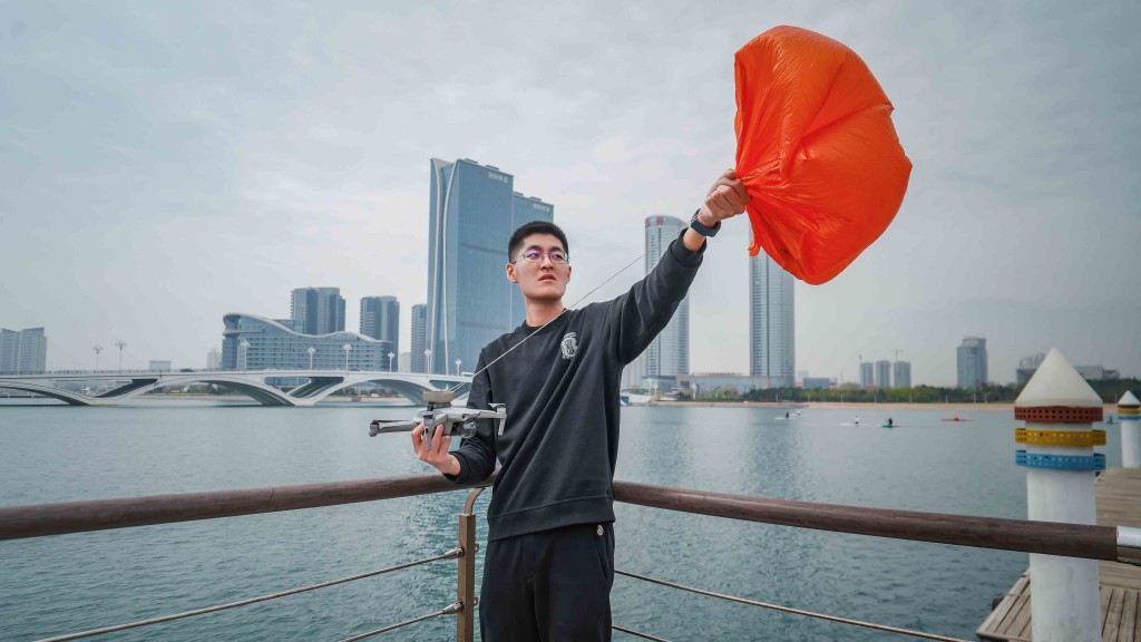 杨文谦研发的「无人机降落伞」可避免无人机失控时酿成意外，已把专利转让至科创公司，生产销售。教大提供