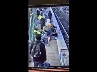 女子忽然一手推向站在月台的女兒。