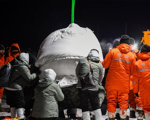 嫦娥五號今日1時59分，在內蒙古四子王旗預定區域安全著陸。新華圖片