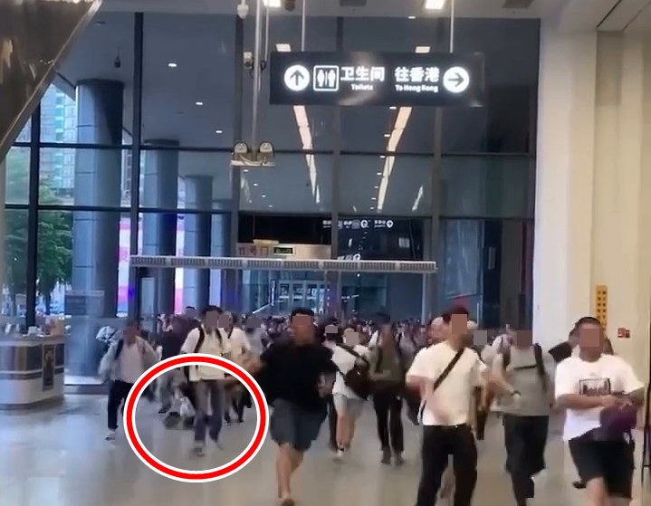 馬尾女跌倒連環睇(八)。fb「車cam L(香港群組)」截圖 馬尾女跌倒連環睇(八)。fb「車cam L(香港群組)」截圖