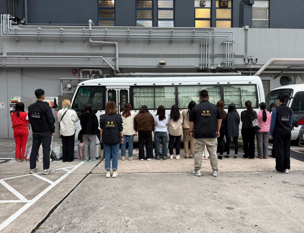 警九龍城及紅磡打擊黑工及非法入境者 拘捕19人。警方圖片