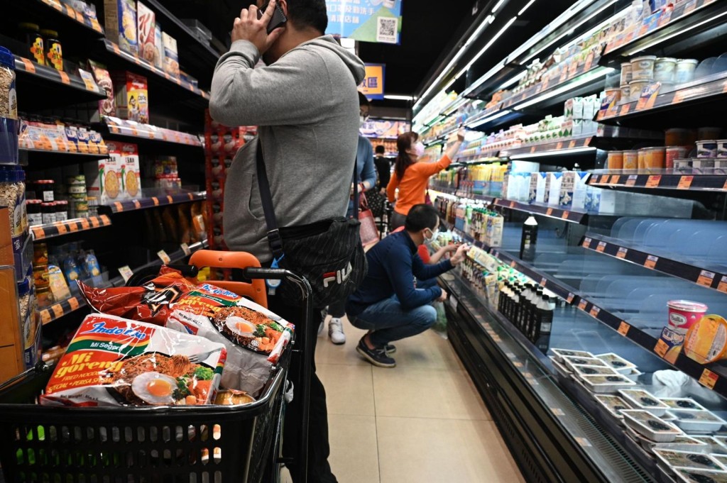 市民恐慌搶購食品日用品。