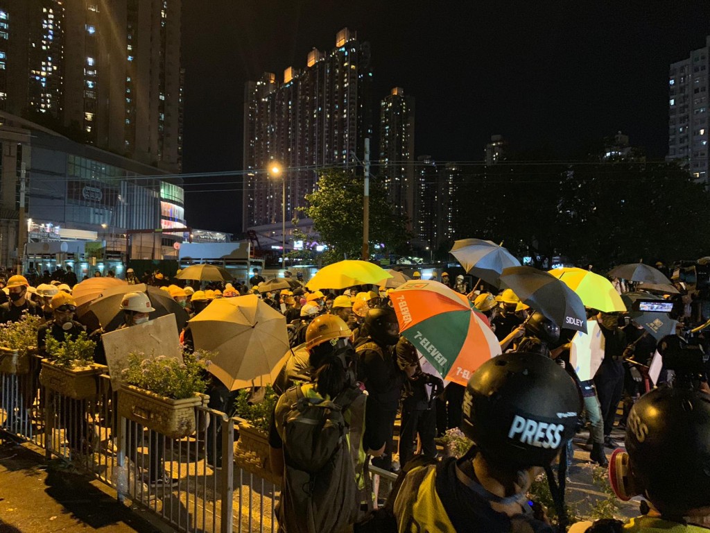 元朗站近南边围有示威者聚集