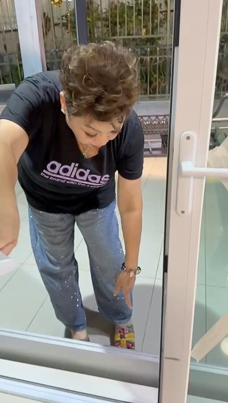 肥妈在住所设上挡水闸，预防雨水淹入屋内。