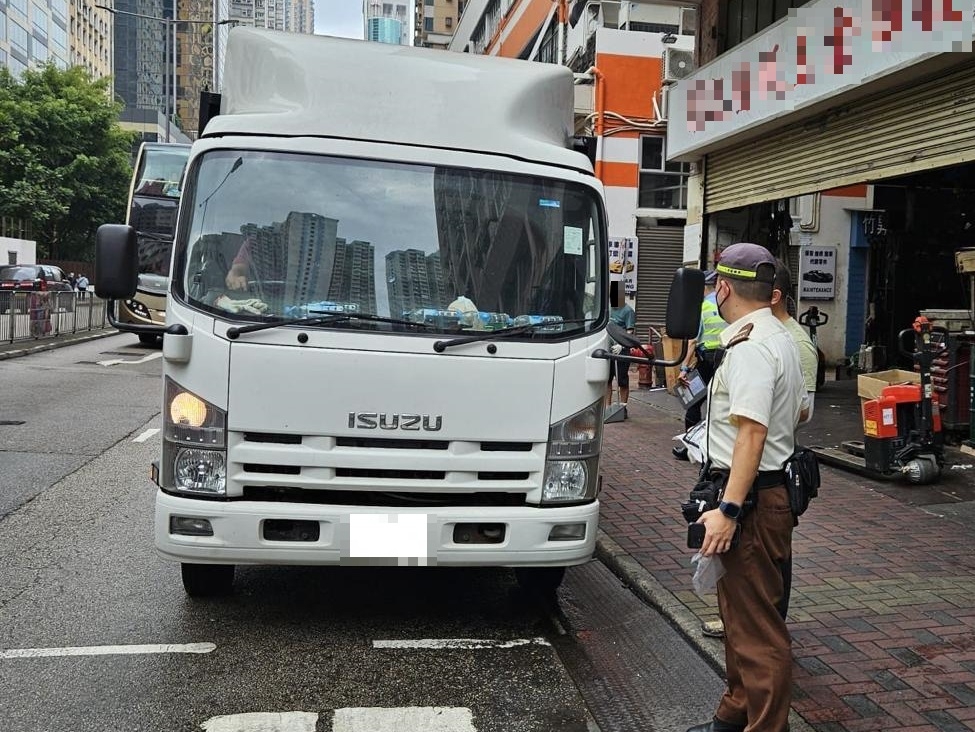 荃灣警方打擊巴士站、公共小巴站及的士站的違泊車輛。警方圖片