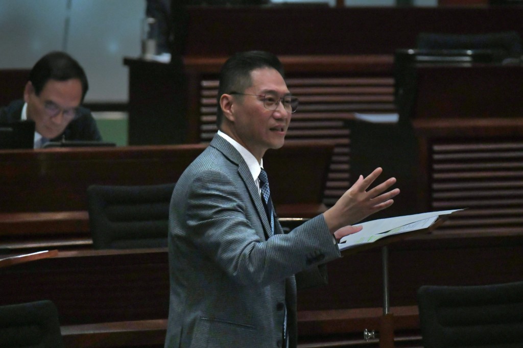 自由黨議員邵家輝質疑,若按「同一崗位/職位」比例計算,中小企將難以補充人手。 自由黨議員邵家輝質疑,若按「同一崗位/職位」比例計算,中小企將難以補充人手。