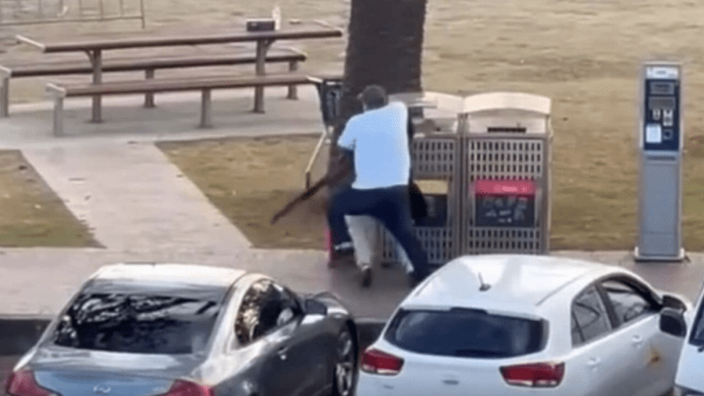 影片拍到艾哈邁德奮不顧身上前奪槍一刻。法新社