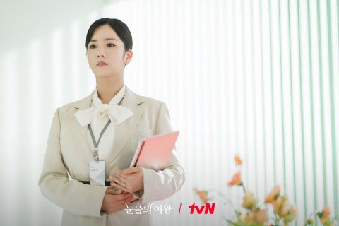 尹普美凭韩剧《泪之女王》饰演「罗秘书」一角，人气急升。