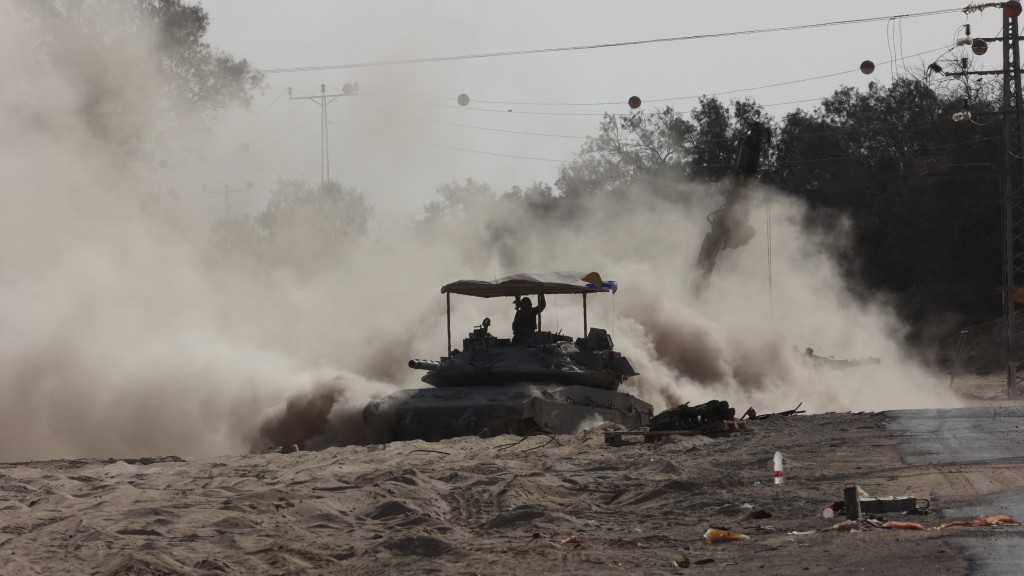 加沙南部拉法边境附近的以军坦克。 新华社