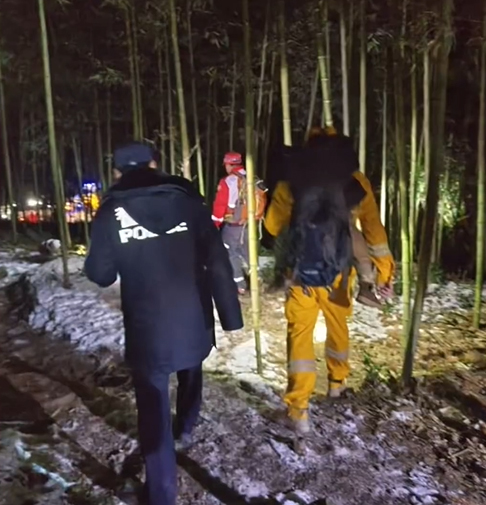 警民组织近百人连夜上山搜救。网片截图