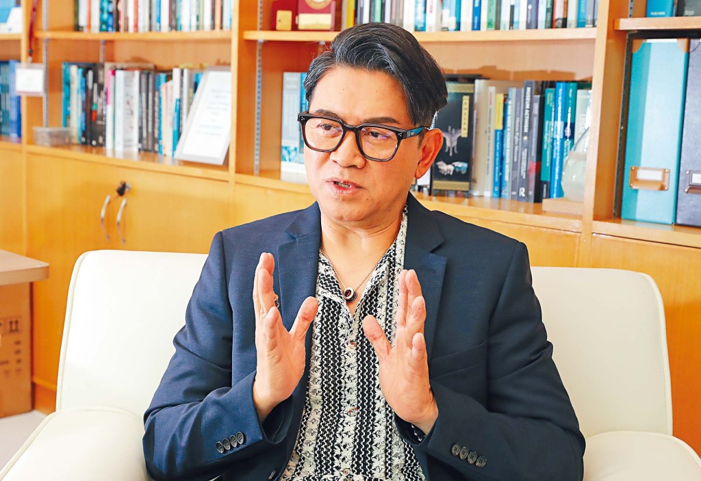 陳錦榮教授希望透過跟本地學校分享計劃研究成果,改變未來教育的發展方向。 陳錦榮教授希望透過跟本地學校分享計劃研究成果,改變未來教育的發展方向。