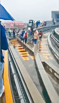 ■乘客沿路軌旁邊通道返回車站。