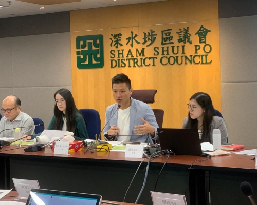 立法會議員、深水埗區議會交通事務委員會主席鄭泳舜(右二)。