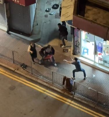 馬尾姐上前勸交。FB香港突發事故報料區及討論區 Becky Cohen影片截圖