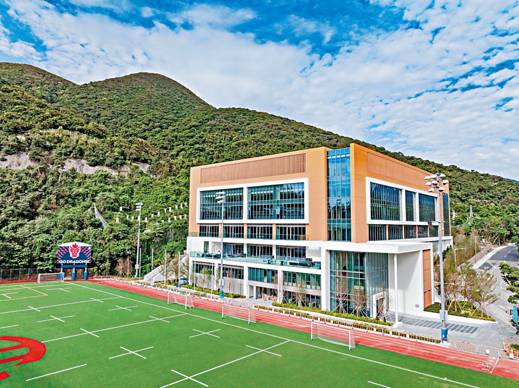 座落於HKIS大潭校園的DCAA樓高九層,佔地超過22,700平方米,是本港大型綜合體育中心之一。 座落於HKIS大潭校園的DCAA樓高九層,佔地超過22,700平方米,是本港大型綜合體育中心之一。