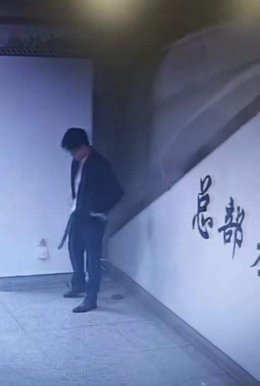 廣西地鐵有年輕男乘客在月台大便。