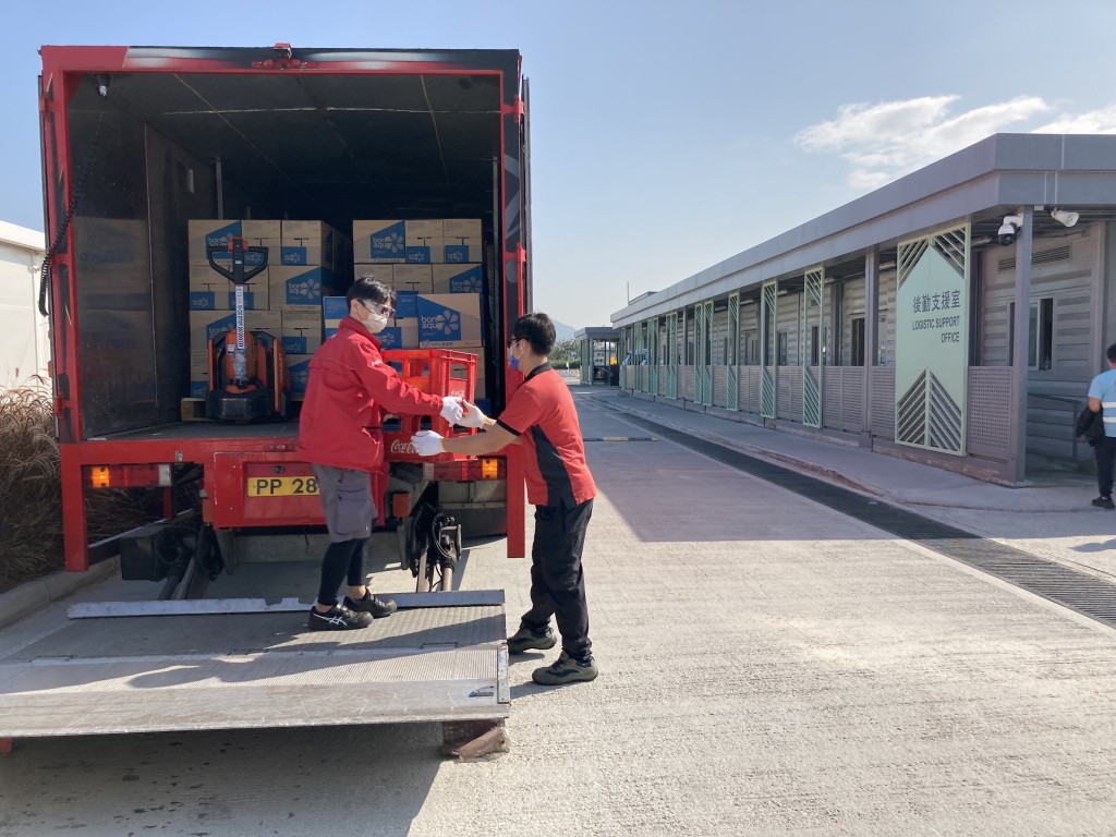 可口可樂公司向社區人士捐贈逾50萬瓶飲品。資料圖片