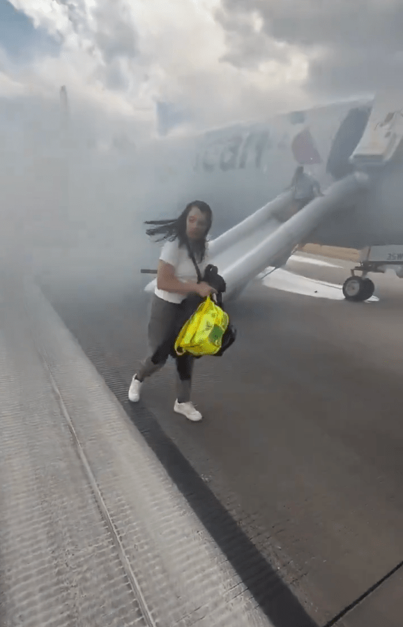 機腹位置不斷冒出黑煙。 機腹位置不斷冒出黑煙。