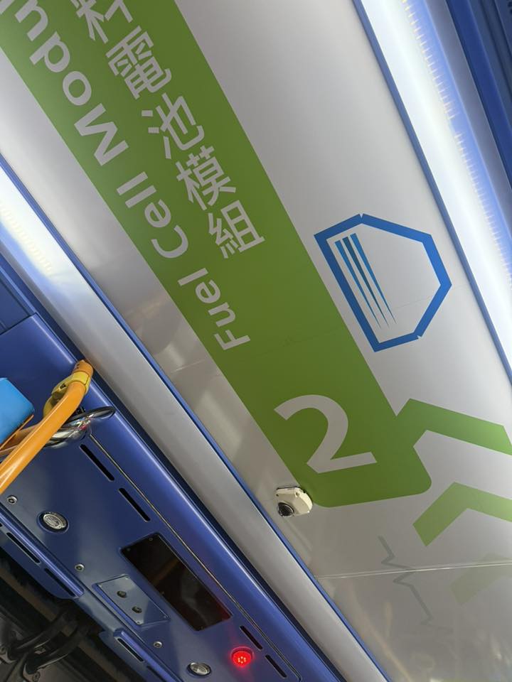 樓主及後上載車廂照片指「真係(氫能車 )喎」。fb「屯門公路塞車關注組」截圖 樓主及後上載車廂照片指「真係(氫能車 )喎」。fb「屯門公路塞車關注組」截圖