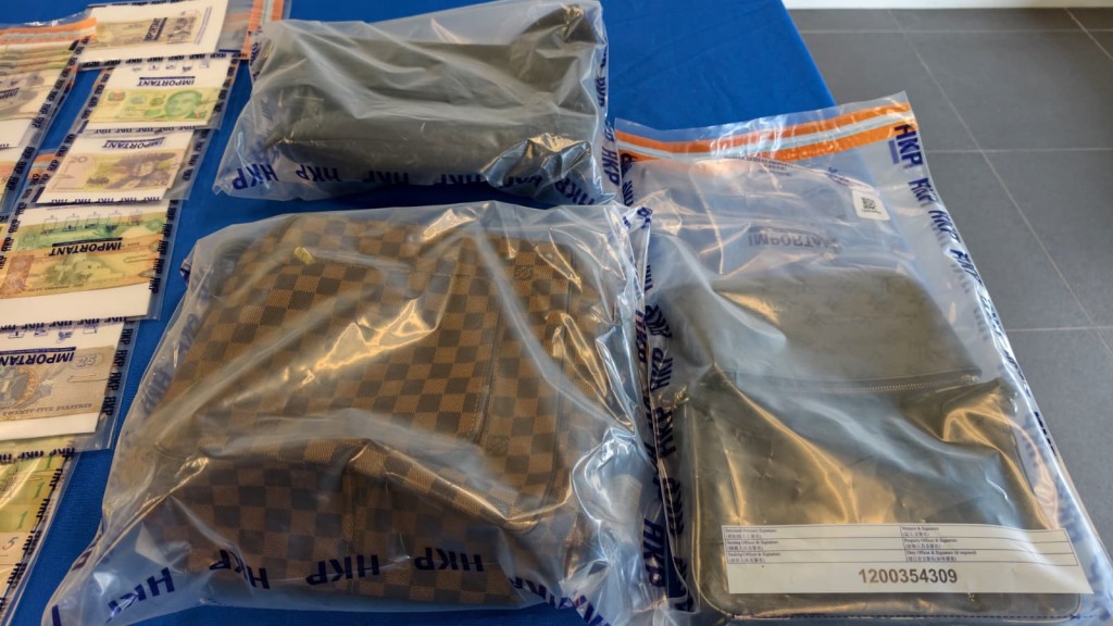 警方起回部份贓物。黃文威攝 警方起回部份贓物。黃文威攝