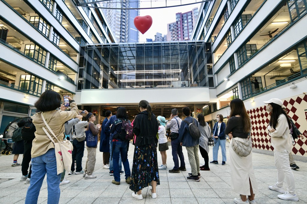 「快闪追心团」从摄影角度，与参加者一同探索城市的互动。卢江球摄