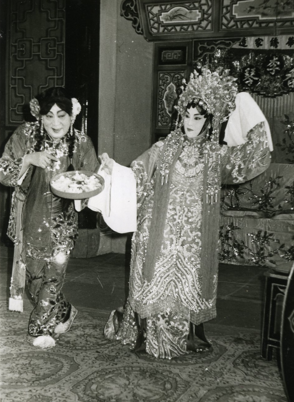 地位崇高的「波叔」梁醒波（左）为粤语片年代的巨星，被称为「丑生王」的他产量极多。右为李香琴。